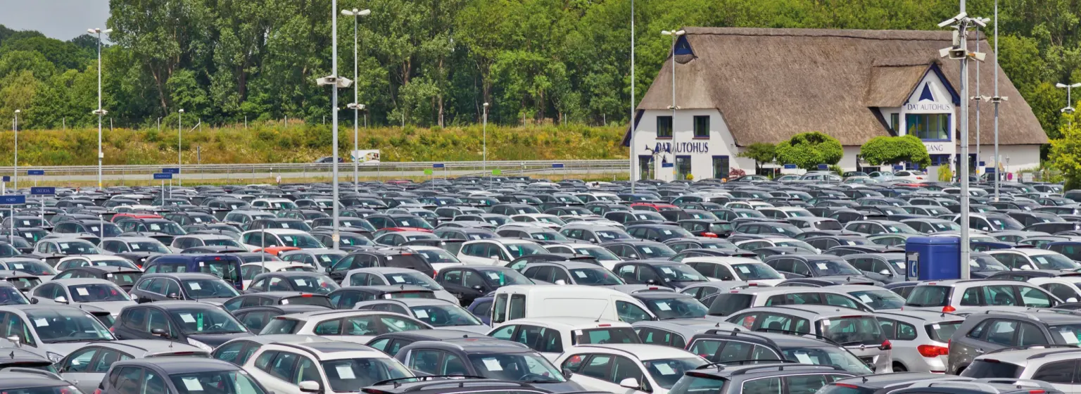 Der Fahrzeugplatz in Bockel mit dem charakteristischen Reetdach-Gebäude
